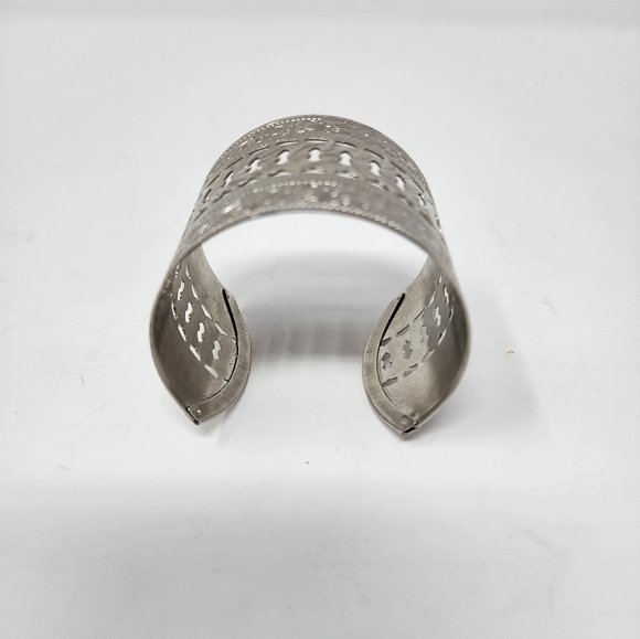Silver Tone Floral Metal Women's‎ Cuff Bracelet - Picture 4 of 8